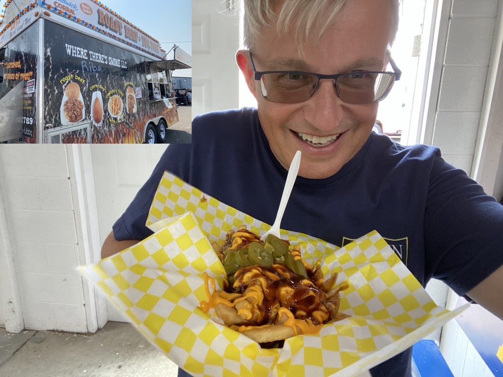 I can’t believe I waited until the last day to eat The Stampede! Fries, pulled pork, bbq sauce, nacho cheese, and jalapeños